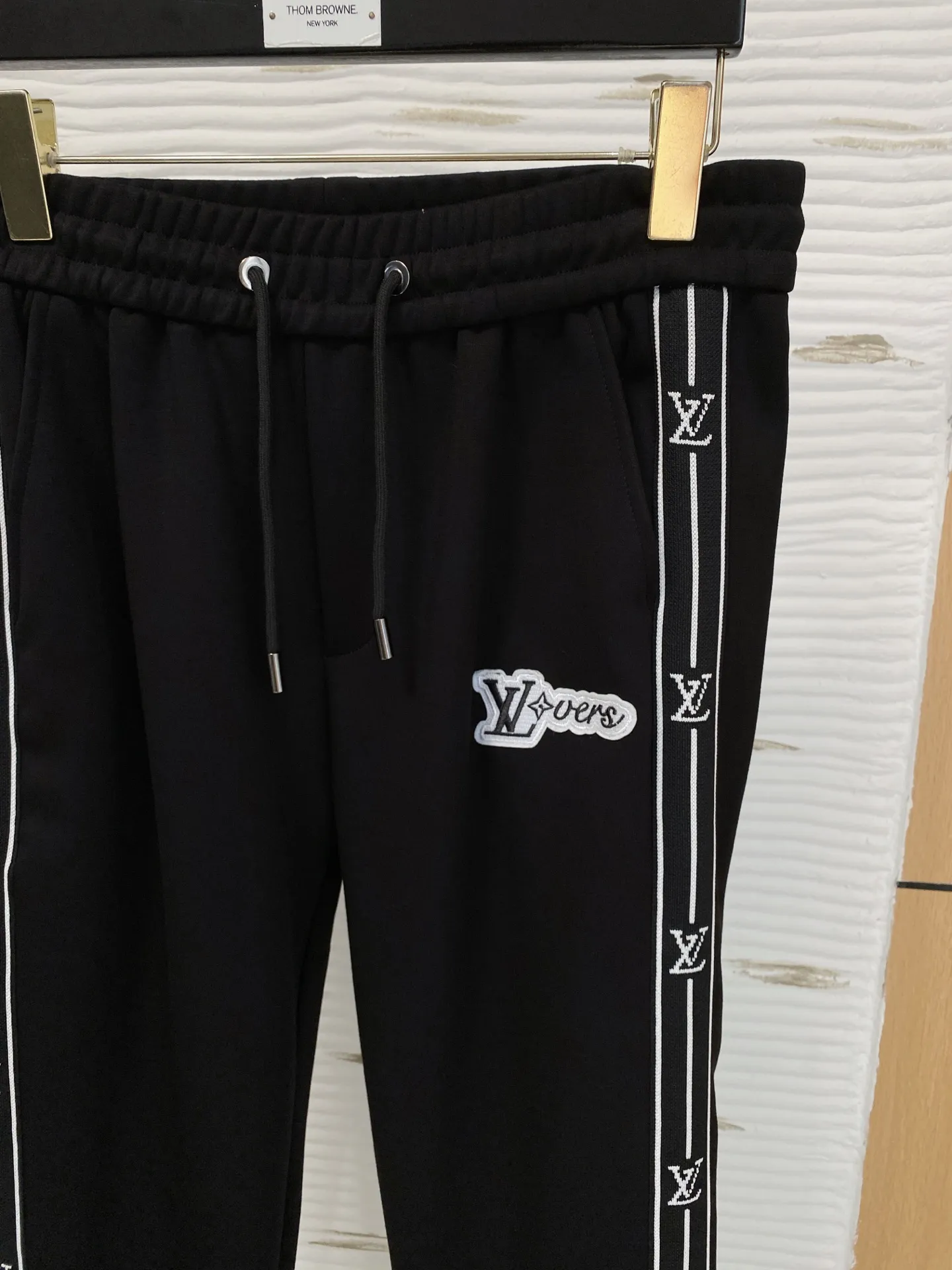 🅿️540 [LV Louis Vuitton] hot-selling suit is coming. Focus on the original version of the official website. 2025 new hot-selling sweatshirt suit. The original order is the best. 🇭🇰The meticulous work of top designers. It has a fitting and perfect upper body effect. All-natural high-quality Tencel Roman cotton 100%, close-fitting comfort, noble and elegant! Original hardware embodies elegance and nobility! Counter size: M-3XL (maximum wear up to 190 pounds)